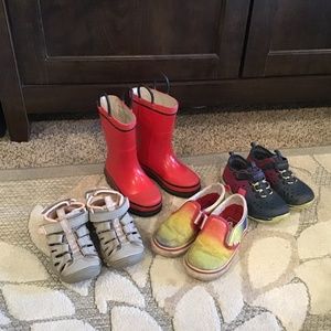 Set of 4 pairs of girls shoes